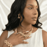 طقم مجوهرات ذهبية يتكون من عقد وسوار وأقراط بتصميم كرات ذهبية أنيقة