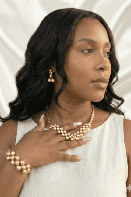 طقم مجوهرات ذهبية يتكون من عقد وسوار وأقراط بتصميم كرات ذهبية أنيقة