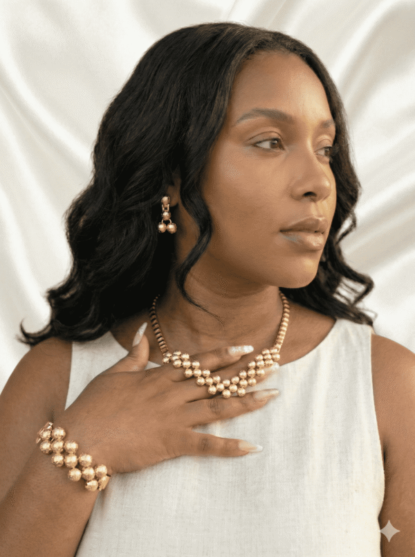 طقم مجوهرات ذهبية يتكون من عقد وسوار وأقراط بتصميم كرات ذهبية أنيقة