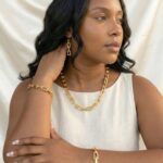 سلسلة ذهبية أنيقة مع أقراط وسوار بتصميم حلقات متصلة