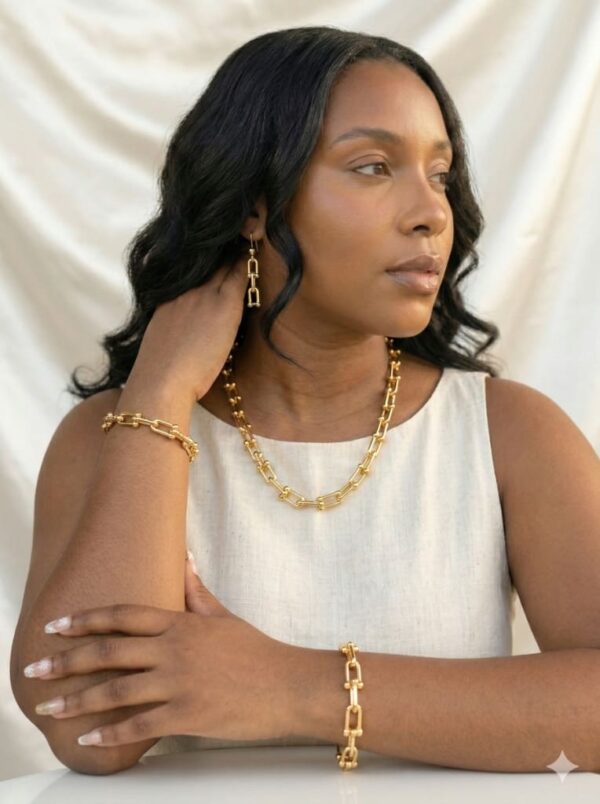 سلسلة ذهبية أنيقة مع أقراط وسوار بتصميم حلقات متصلة