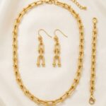 سلسلة ذهبية أنيقة مع أقراط وسوار بتصميم حلقات متصلة