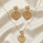 طقم مجوهرات ذهبي بتصميم قلوب متداخلة يتكون من عقد وأقراط أنيقة