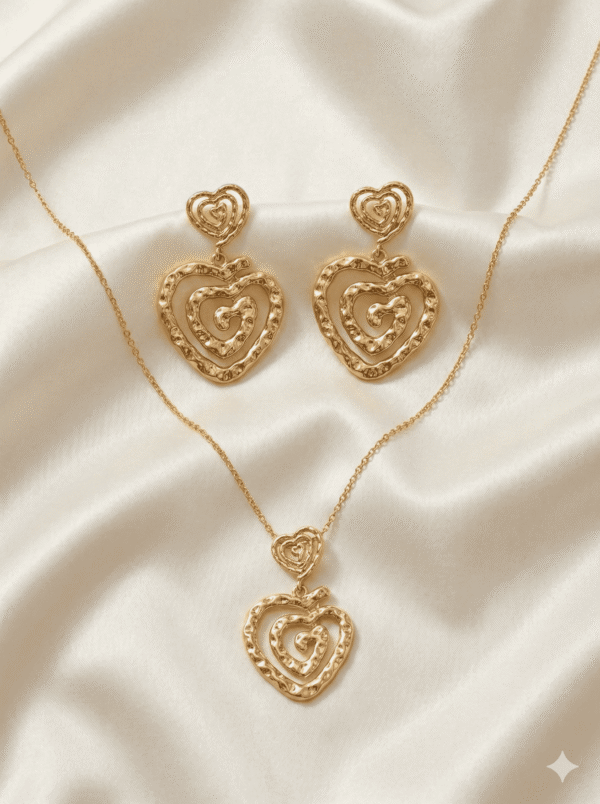 طقم مجوهرات ذهبي بتصميم قلوب متداخلة يتكون من عقد وأقراط أنيقة