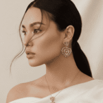 طقم مجوهرات ذهبي بتصميم قلوب متداخلة يتكون من عقد وأقراط أنيقة