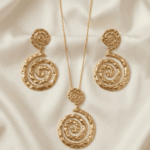 طقم مجوهرات ذهبي بتصميم حلزوني أنيق يتكون من عقد وأقراط متناسقة