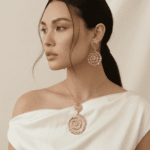 طقم مجوهرات ذهبي بتصميم حلزوني أنيق يتكون من عقد وأقراط متناسقة