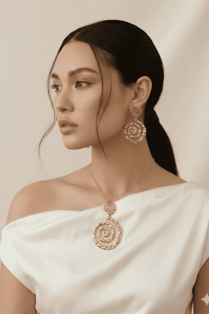 طقم مجوهرات ذهبي بتصميم حلزوني أنيق يتكون من عقد وأقراط متناسقة