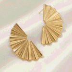 أقراط نسائية ذهبية بتصميم أشعة أنيق مستوحى من شكل المروحة يضفي لمسة عصرية راقية