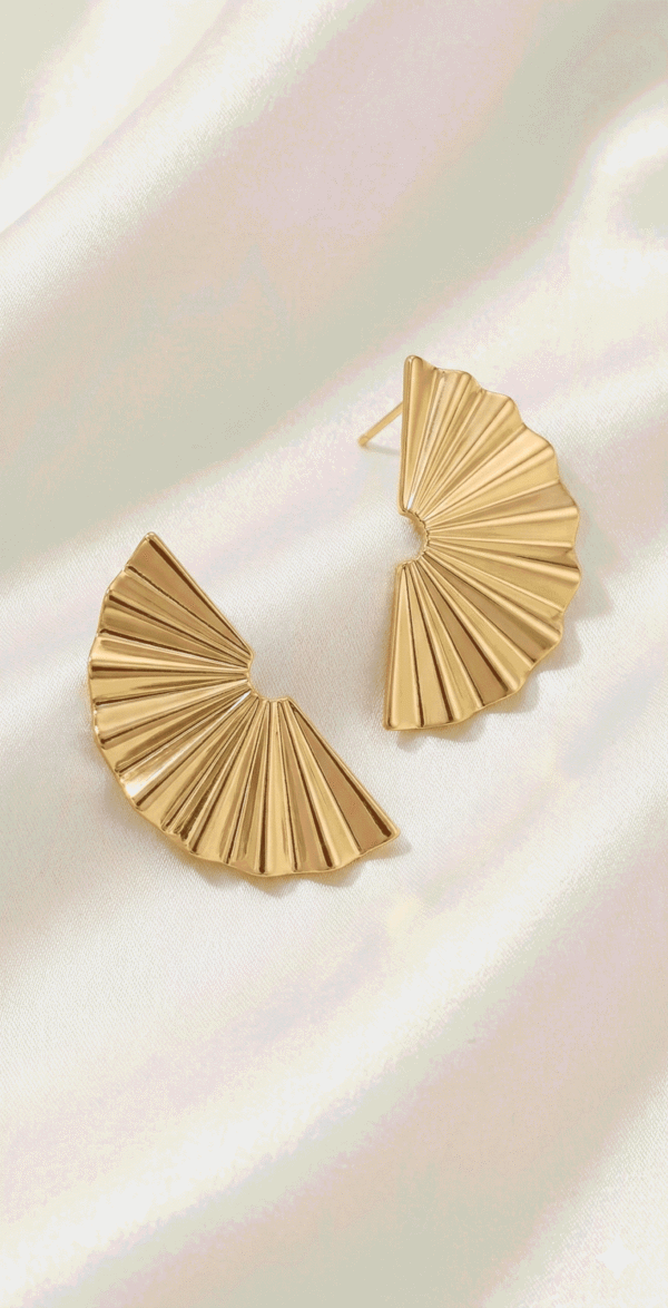 أقراط نسائية ذهبية بتصميم أشعة أنيق مستوحى من شكل المروحة يضفي لمسة عصرية راقية