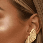 أقراط نسائية ذهبية بتصميم أشعة أنيق مستوحى من شكل المروحة يضفي لمسة عصرية راقية