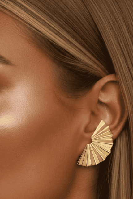 أقراط نسائية ذهبية بتصميم أشعة أنيق مستوحى من شكل المروحة يضفي لمسة عصرية راقية