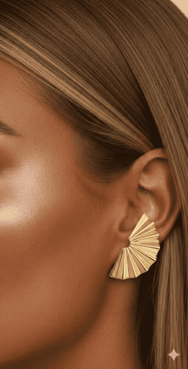 أقراط نسائية ذهبية بتصميم أشعة أنيق مستوحى من شكل المروحة يضفي لمسة عصرية راقية