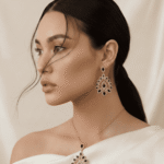 طقم مجوهرات فاخر يتكون من عقد وأقراط مرصعة بحجر أسود لامع بتصميم نجمة هندية أنيقة