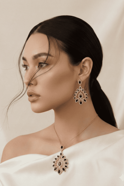 طقم مجوهرات فاخر يتكون من عقد وأقراط مرصعة بحجر أسود لامع بتصميم نجمة هندية أنيقة