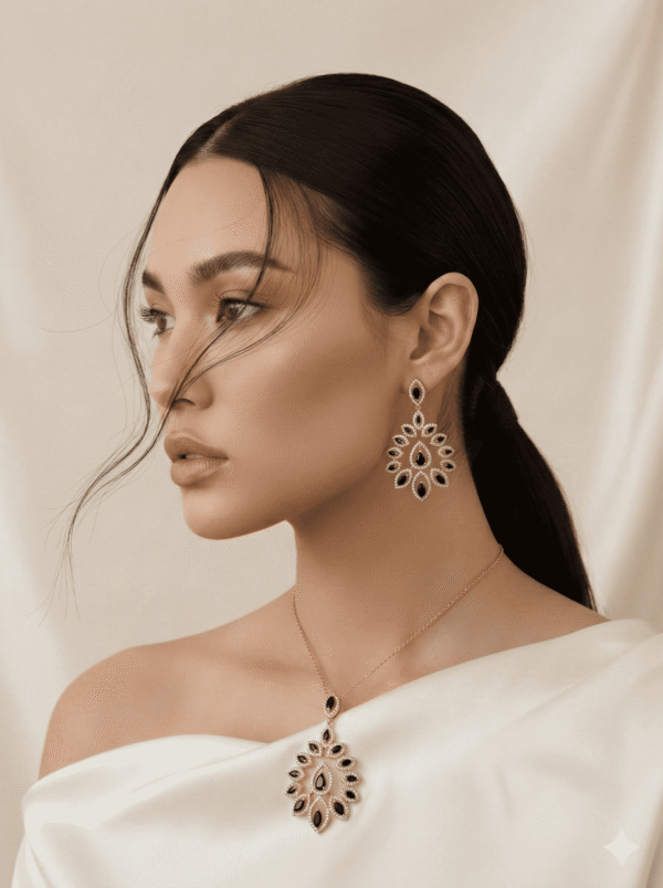 طقم مجوهرات فاخر يتكون من عقد وأقراط مرصعة بحجر أسود لامع بتصميم نجمة هندية أنيقة