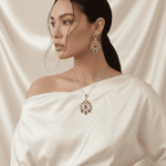 طقم مجوهرات فاخر يتكون من عقد وأقراط مرصعة بحجر أحمر لامع بتصميم نجمة هندية أنيقة