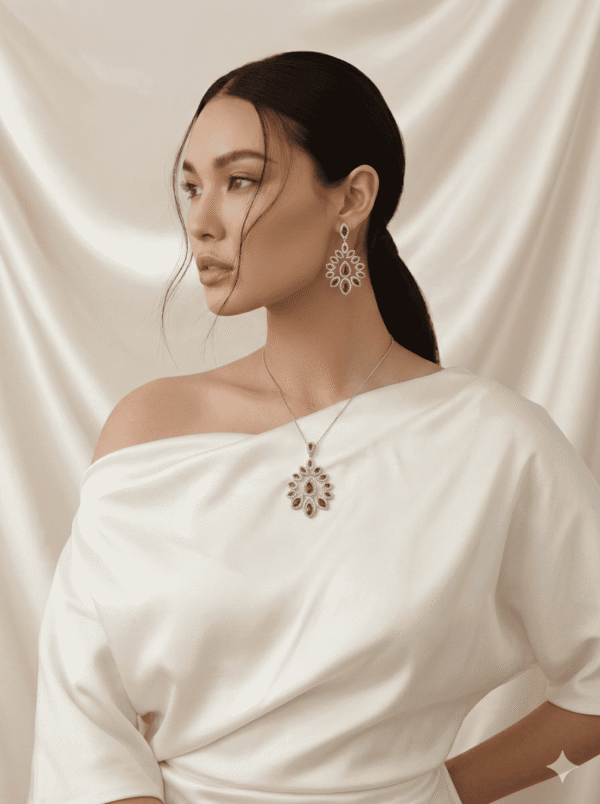 طقم مجوهرات فاخر يتكون من عقد وأقراط مرصعة بحجر أحمر لامع بتصميم نجمة هندية أنيقة