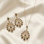 طقم مجوهرات فاخر يتكون من عقد وأقراط مرصعة بحجر أسود لامع بتصميم نجمة هندية أنيقة