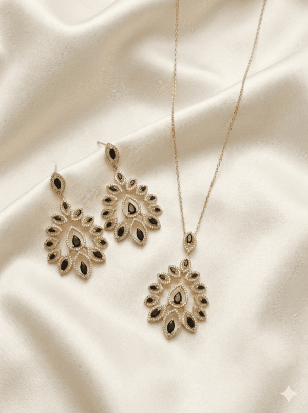 طقم مجوهرات فاخر يتكون من عقد وأقراط مرصعة بحجر أسود لامع بتصميم نجمة هندية أنيقة