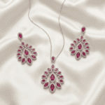 طقم مجوهرات فاخر يتكون من عقد وأقراط مرصعة بحجر أحمر لامع بتصميم نجمة هندية أنيقة