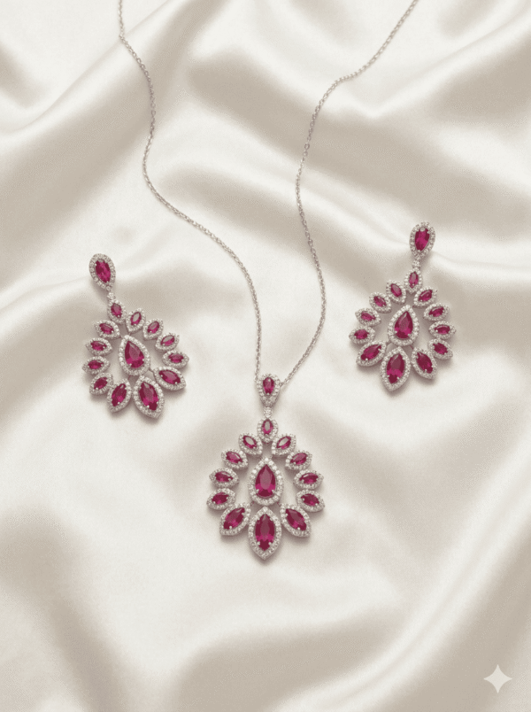 طقم مجوهرات فاخر يتكون من عقد وأقراط مرصعة بحجر أحمر لامع بتصميم نجمة هندية أنيقة