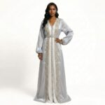 جلابية همس الأورجانزا بلون فضي هادئ مع تطريز أنيق وتصميم فاخر