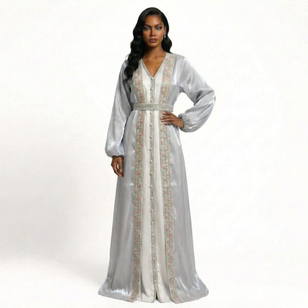 جلابية همس الأورجانزا بلون فضي هادئ مع تطريز أنيق وتصميم فاخر