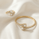 سوار وخاتم ذهبيان بتصميم عصري مرصع بالكريستال وحجر أبيض مربع