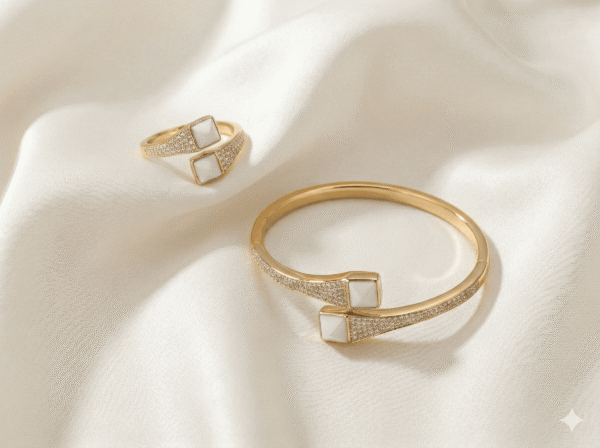 سوار وخاتم ذهبيان بتصميم عصري مرصع بالكريستال وحجر أبيض مربع