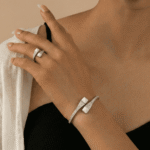 سوار وخاتم فضيان بتصميم عصري مرصع بالكريستال مع حجر أبيض مربع