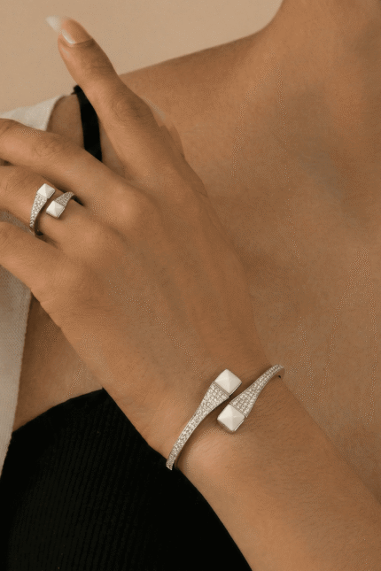 سوار وخاتم فضيان بتصميم عصري مرصع بالكريستال مع حجر أبيض مربع