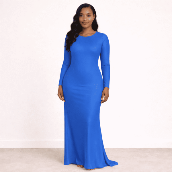 فستان طويل أزرق بتصميم انسيابي ضيق بأكمام طويلة وقماش مطاطي لامع