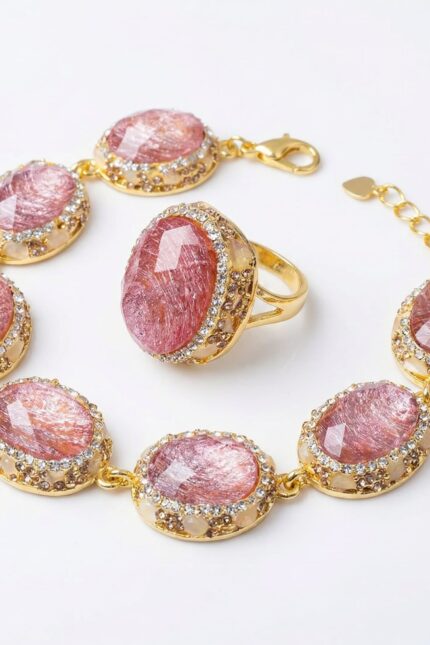 طقم مجوهرات فاخر بحجر كوارتز الفراولة الوردي يضم سوارًا وخاتمًا بتصميم أنيق ولمسات ذهبية مرصعة.