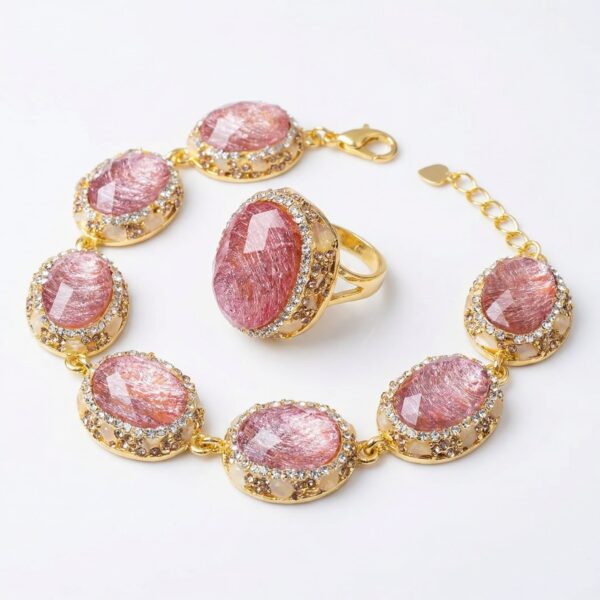 طقم مجوهرات فاخر بحجر كوارتز الفراولة الوردي يضم سوارًا وخاتمًا بتصميم أنيق ولمسات ذهبية مرصعة.