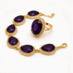 طقم مجوهرات فاخر بحجر كوارتز بنفسجي يضم سوارًا وخاتمًا بتصميم أنيق ولمسات ذهبية مرصعة.