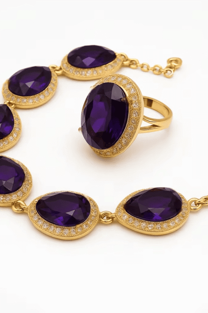 طقم مجوهرات فاخر بحجر كوارتز بنفسجي يضم سوارًا وخاتمًا بتصميم أنيق ولمسات ذهبية مرصعة.