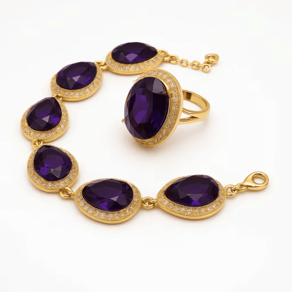 طقم مجوهرات فاخر بحجر كوارتز بنفسجي يضم سوارًا وخاتمًا بتصميم أنيق ولمسات ذهبية مرصعة.
