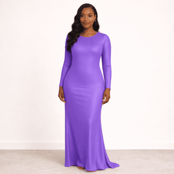 فستان طويل بنفسجي بتصميم انسيابي ضيق بأكمام طويلة وقماش مطاطي لامع