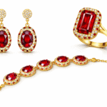 طقم مجوهرات فاخر يضم أقراطًا وخاتمًا وسوارًا بحجر بيضاوي أحمر محاط بكريستالات لامعة وإطار ذهبي أنيق.
