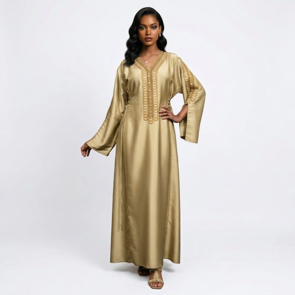 جلابية سلطانة الأناضول باللون الذهبي مع تطريز عثماني فاخر وتصميم أنيق مستوحى من الأزياء العثمانية