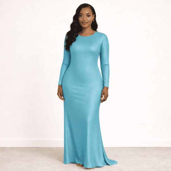 فستان طويل تركواز بتصميم انسيابي ضيق بأكمام طويلة وقماش مطاطي لامع