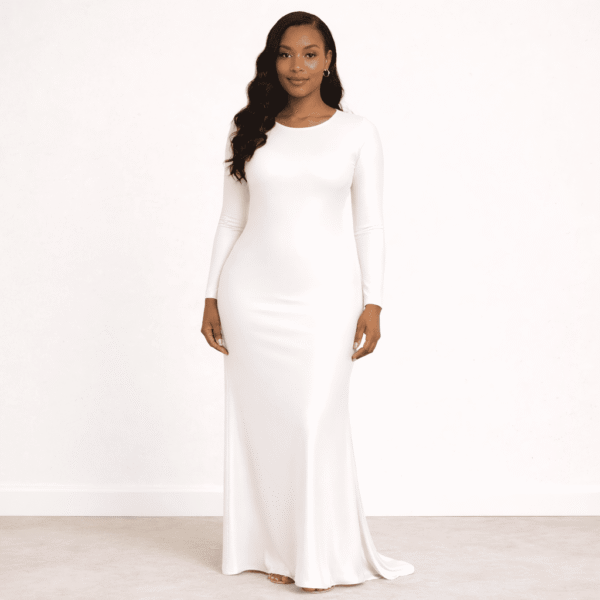 فستان طويل أبيض ملكي بتصميم انسيابي ضيق بأكمام طويلة وقماش مطاطي لامع