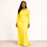 فستان طويل أصفر بتصميم انسيابي ضيق بأكمام طويلة وقماش مطاطي لامع