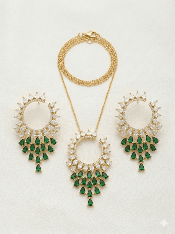 طقم مجوهرات ذهبي يتكون من عقد وأقراط مرصعة بالكريستال وحجر الزمرد الأخضر