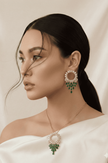 طقم مجوهرات ذهبي يتكون من عقد وأقراط مرصعة بالكريستال وحجر الزمرد الأخضر