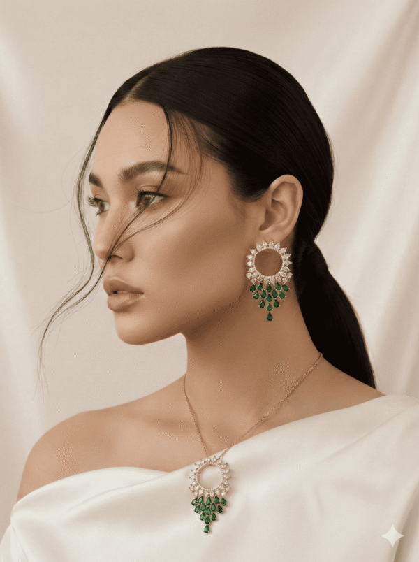 طقم مجوهرات ذهبي يتكون من عقد وأقراط مرصعة بالكريستال وحجر الزمرد الأخضر