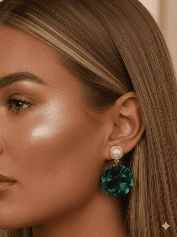 أقراط نسائية أنيقة تجمع بين لؤلؤة كلاسيكية وحجر دائري بلون الزمرد الأخضر