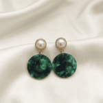 أقراط نسائية أنيقة تجمع بين لؤلؤة كلاسيكية وحجر دائري بلون الزمرد الأخضر