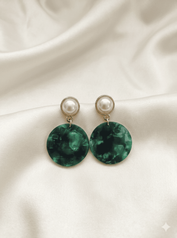 أقراط نسائية أنيقة تجمع بين لؤلؤة كلاسيكية وحجر دائري بلون الزمرد الأخضر